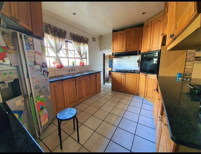 4 BEDROOM HOUSE FOR SALE IN TOWNSEND ESTATE